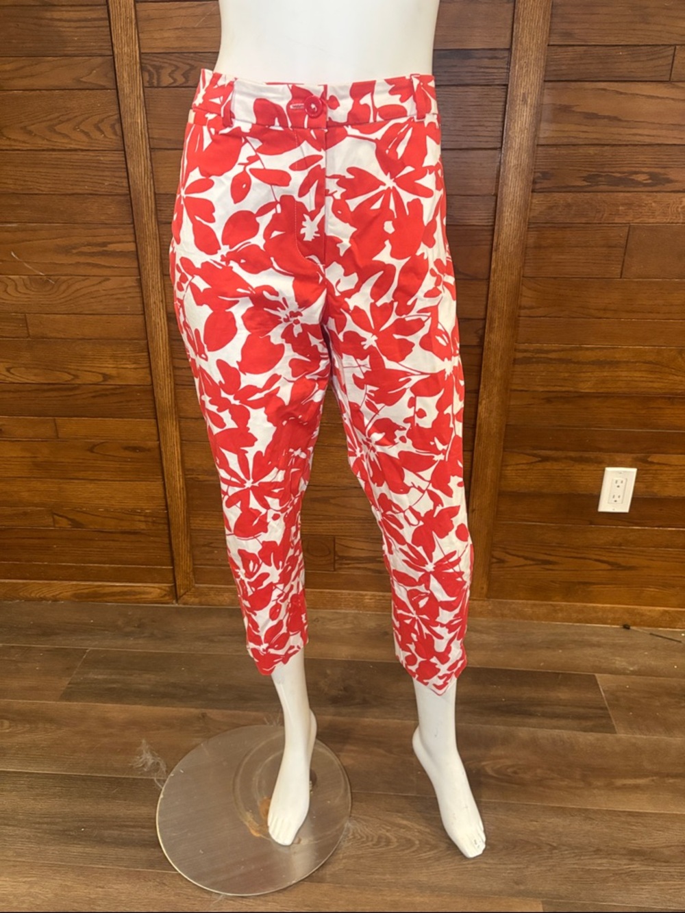 Source Unknown Red & White Floral Cropped Pants